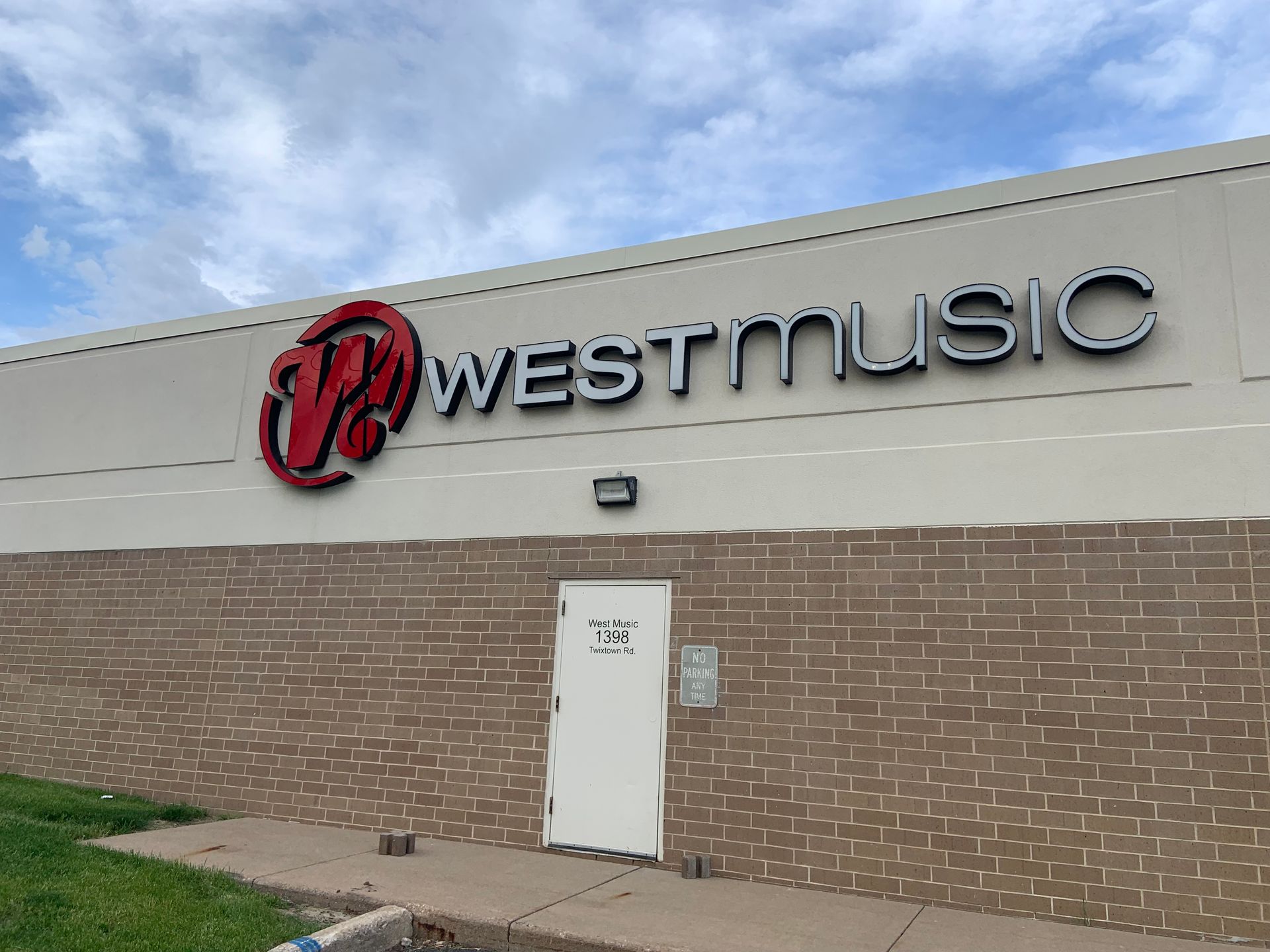 A building with a sign that says westmusic on it.