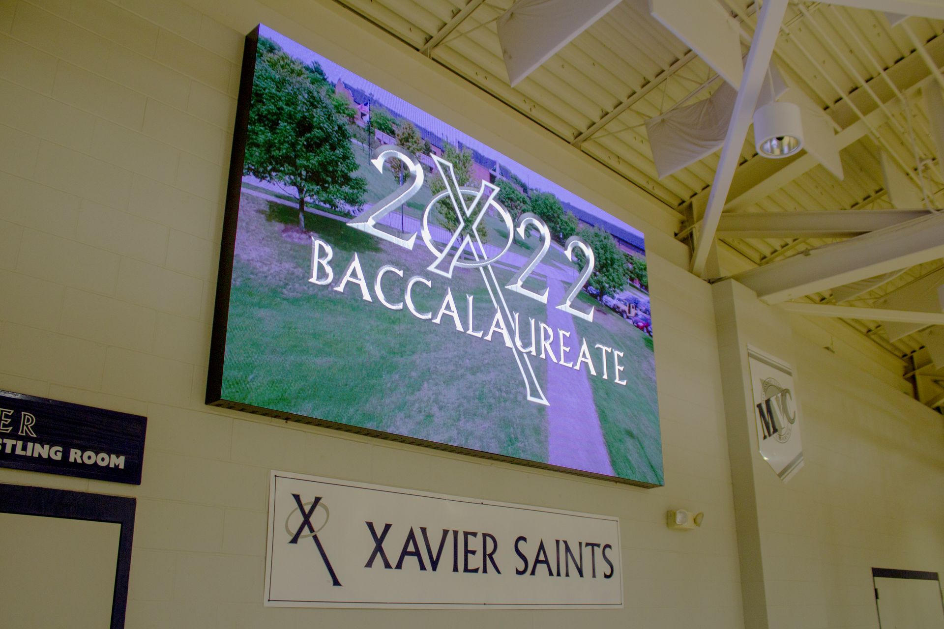 A large screen with the year 2022 on it