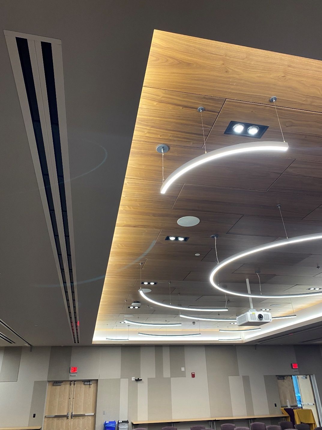 A room with a wooden ceiling and a projector on the ceiling.