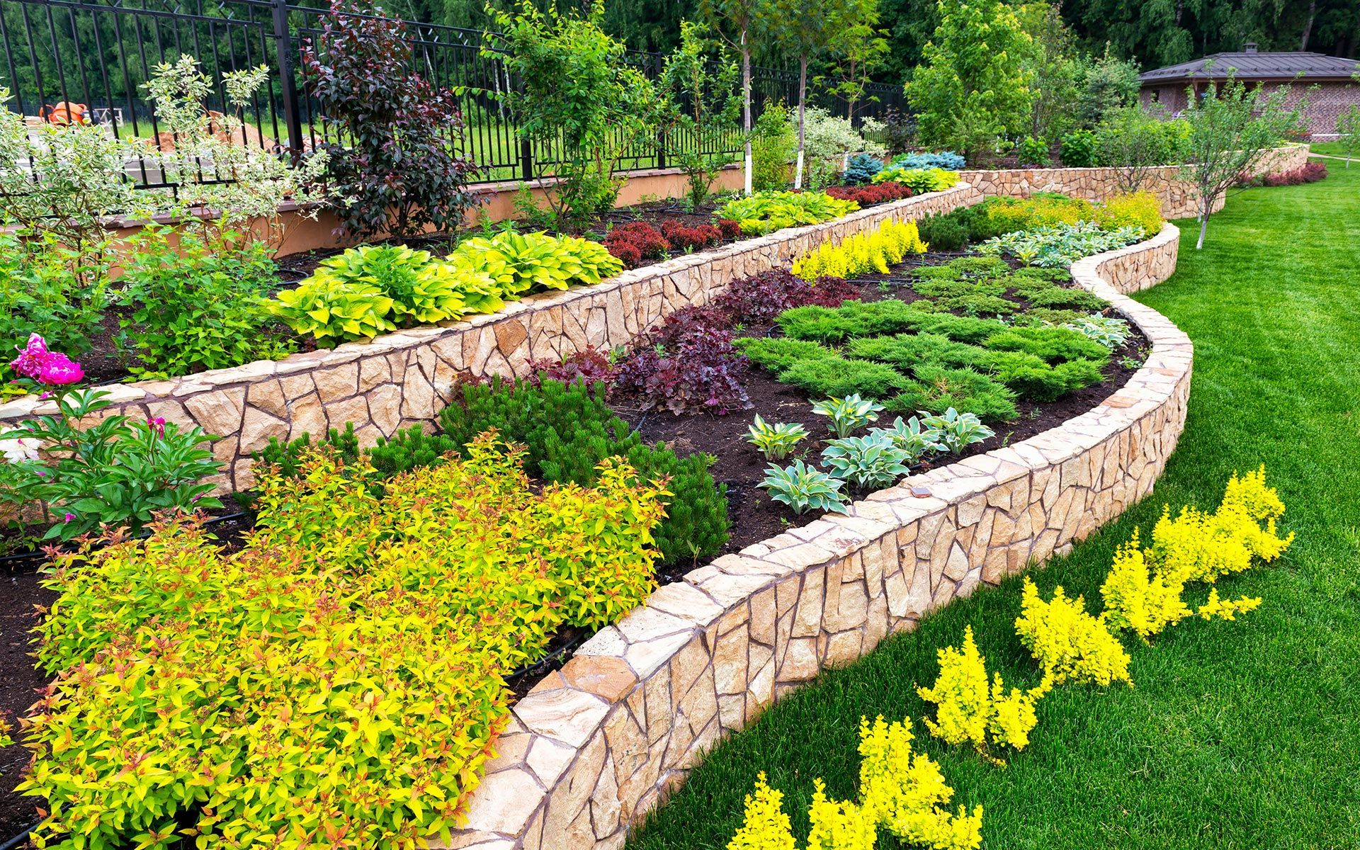 Is Dyed Garden Mulch Toxic? – EARTHeim Landscape Design Lexington Kentucky