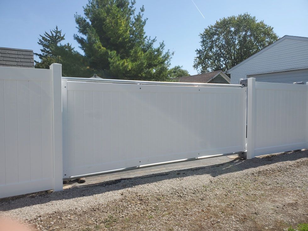 Canteliver gate with vinyl