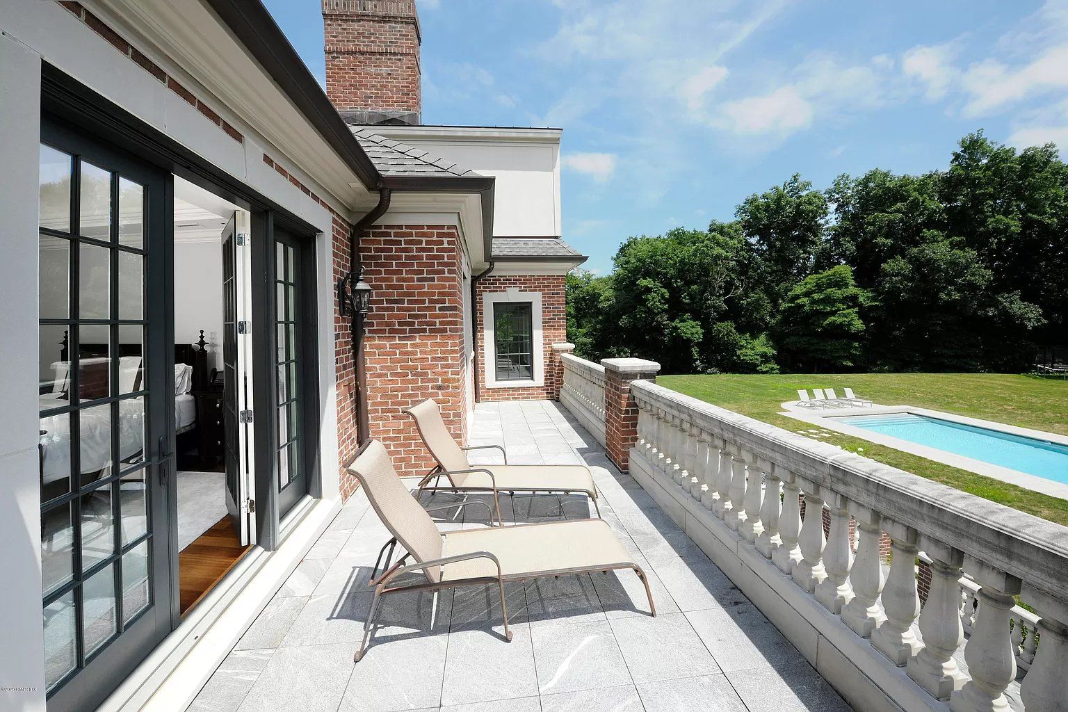 Outdoor chaise lounge