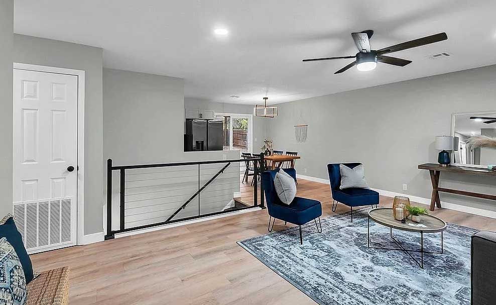 There is a ceiling fan in the living room.