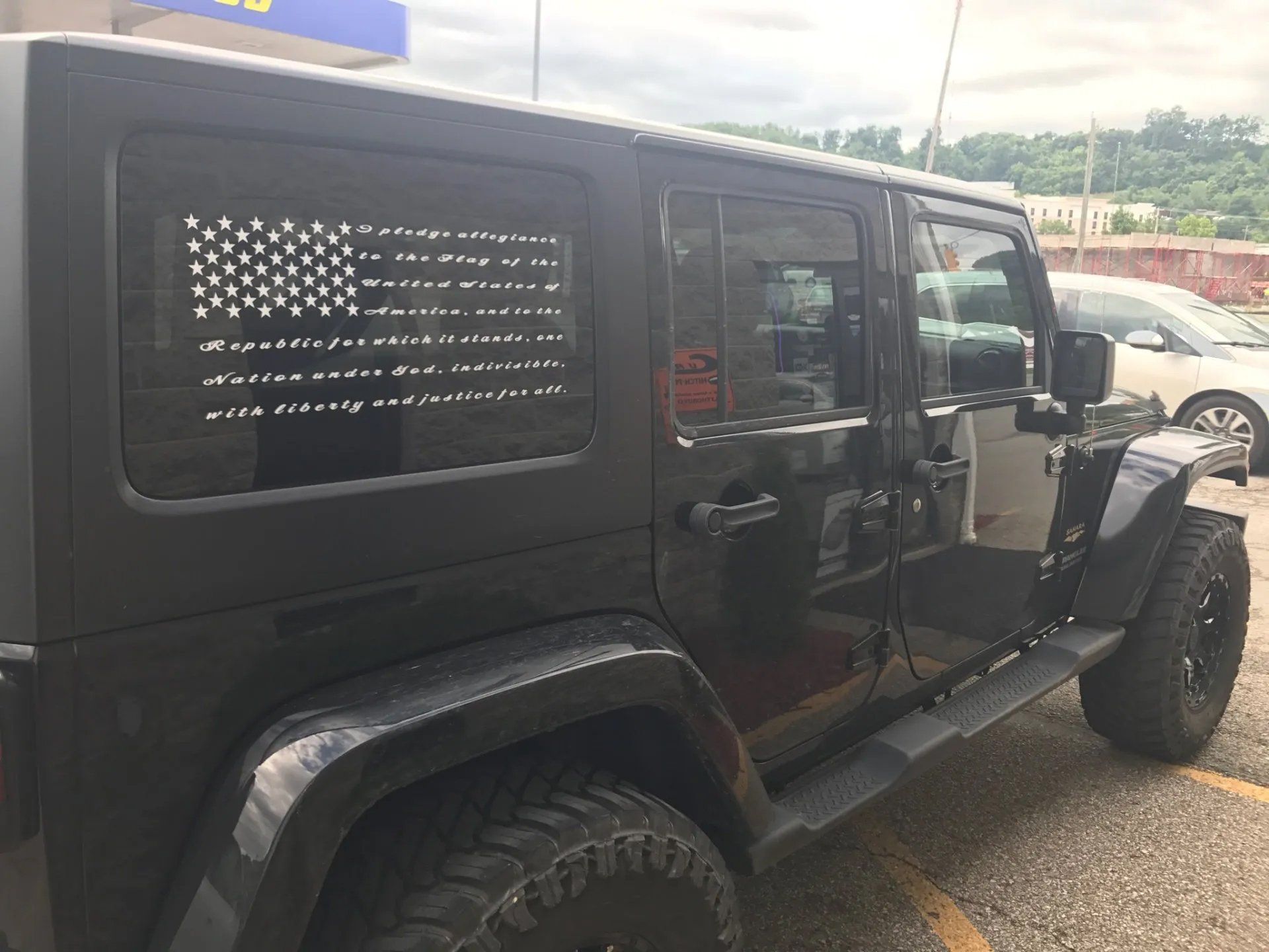Vinyl graphic on glass of a Jeep
