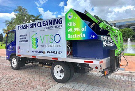 Trash bin cleaning truck