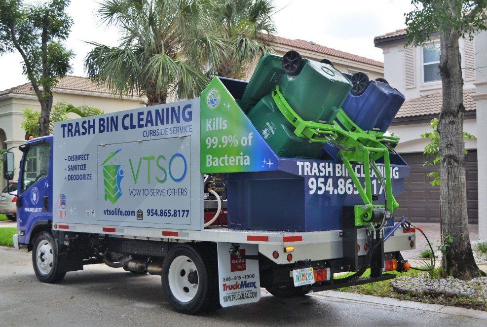 Trash bin cleaning truck