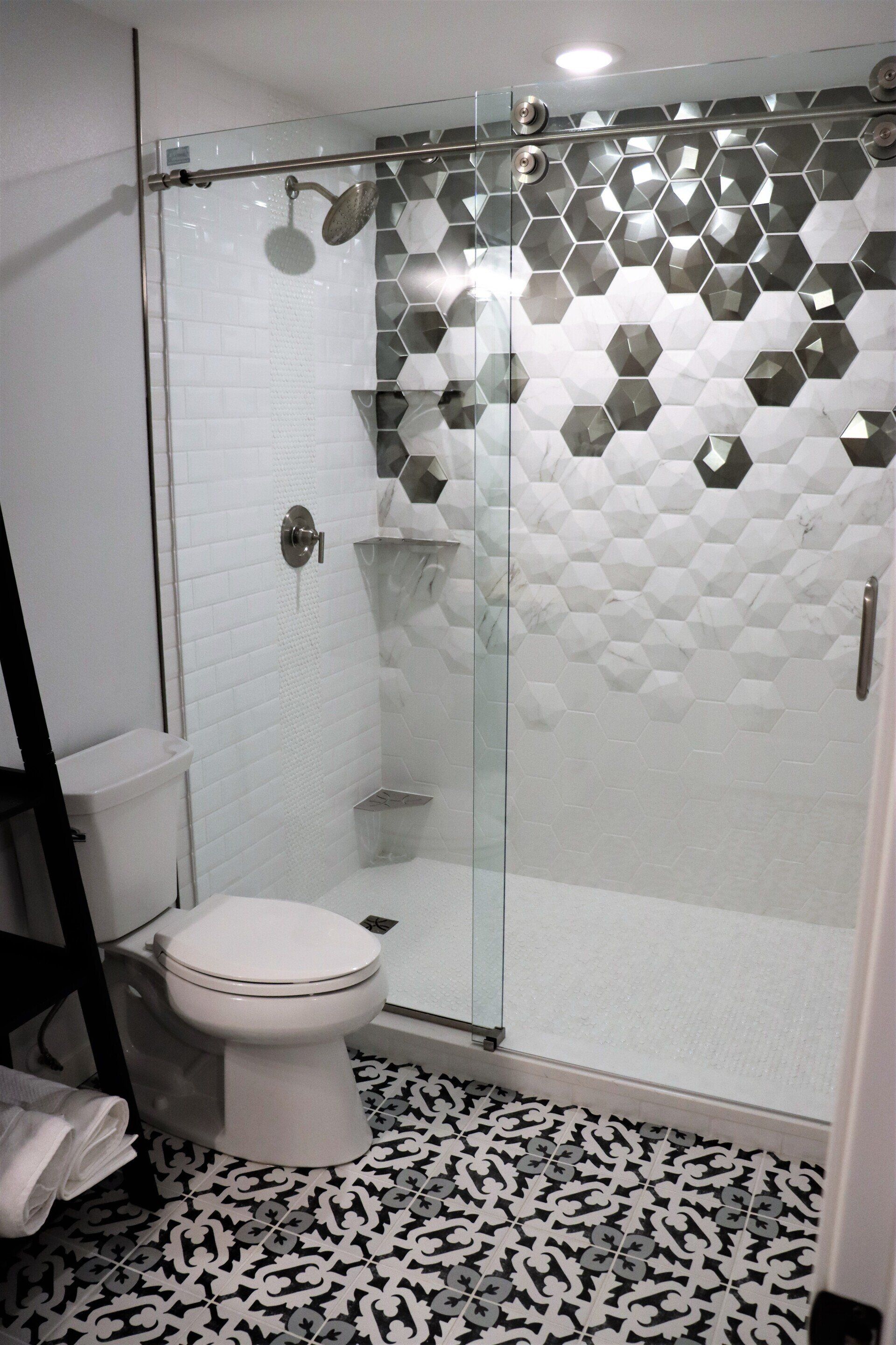 Bathroom with decorative shower tile