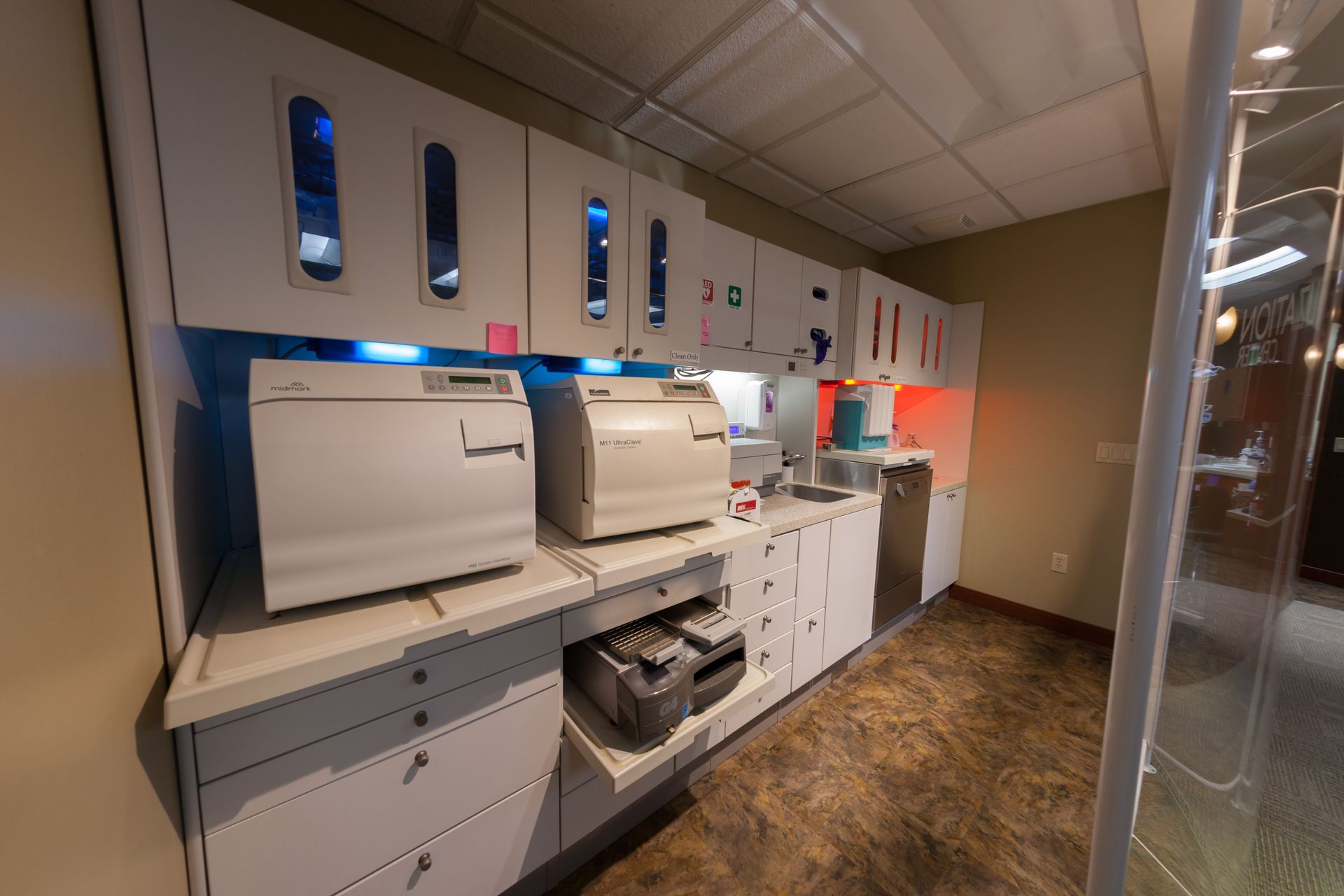 A kitchen with a lot of cabinets and appliances.