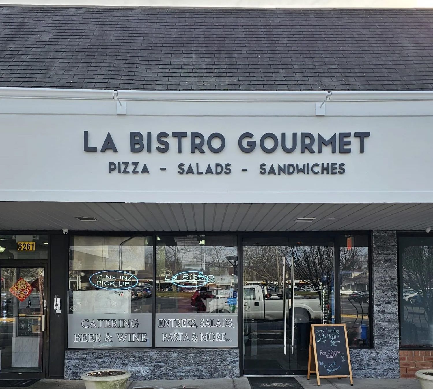 The front of a restaurant called la bistro gourmet