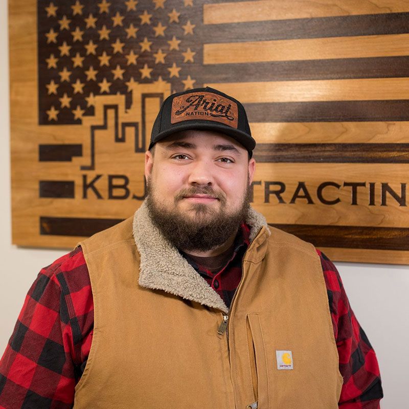 A man wearing a hat that says ' ariat ' on it