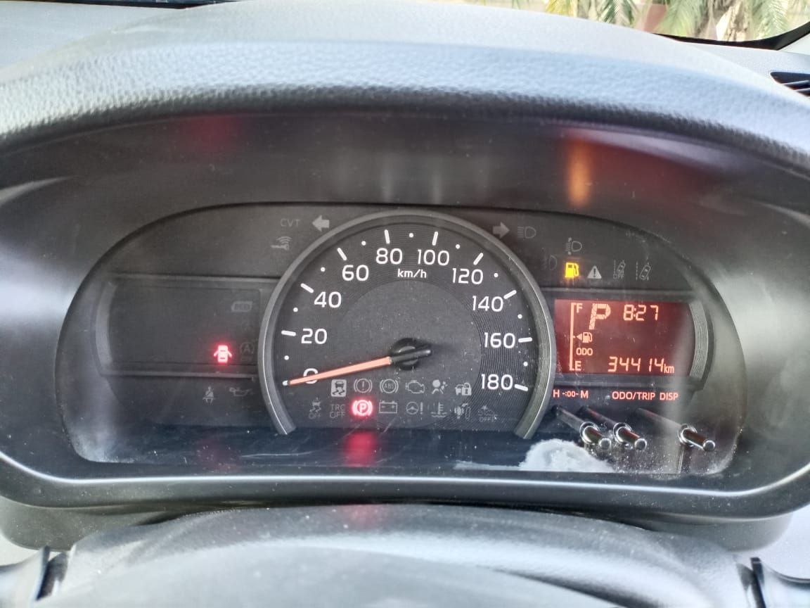 Dashboard with speedometer showing 0 km/h and warning lights illuminated.