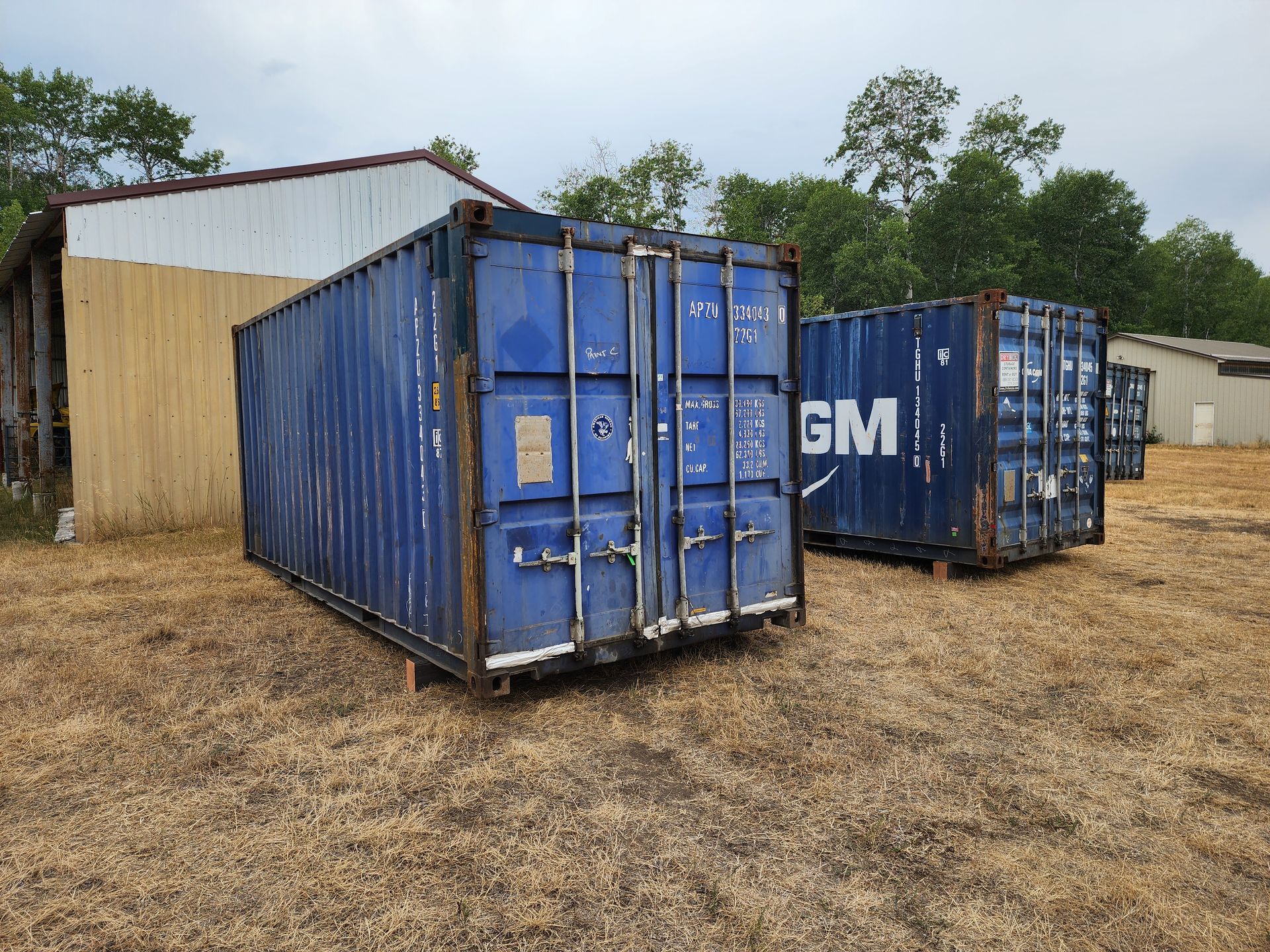 A blue shipping container with the word gm on it