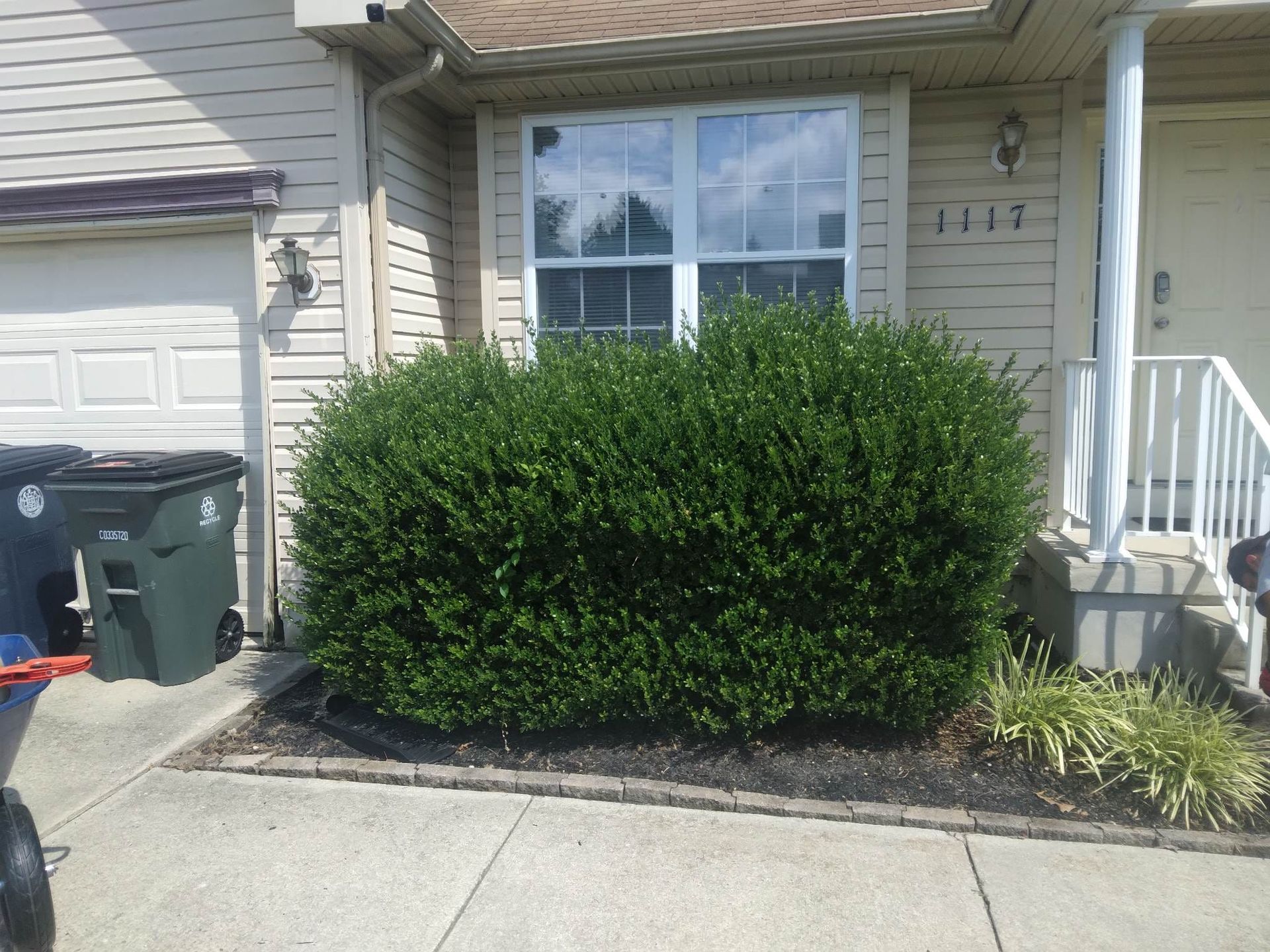 A house with the number 1113 on the front of it