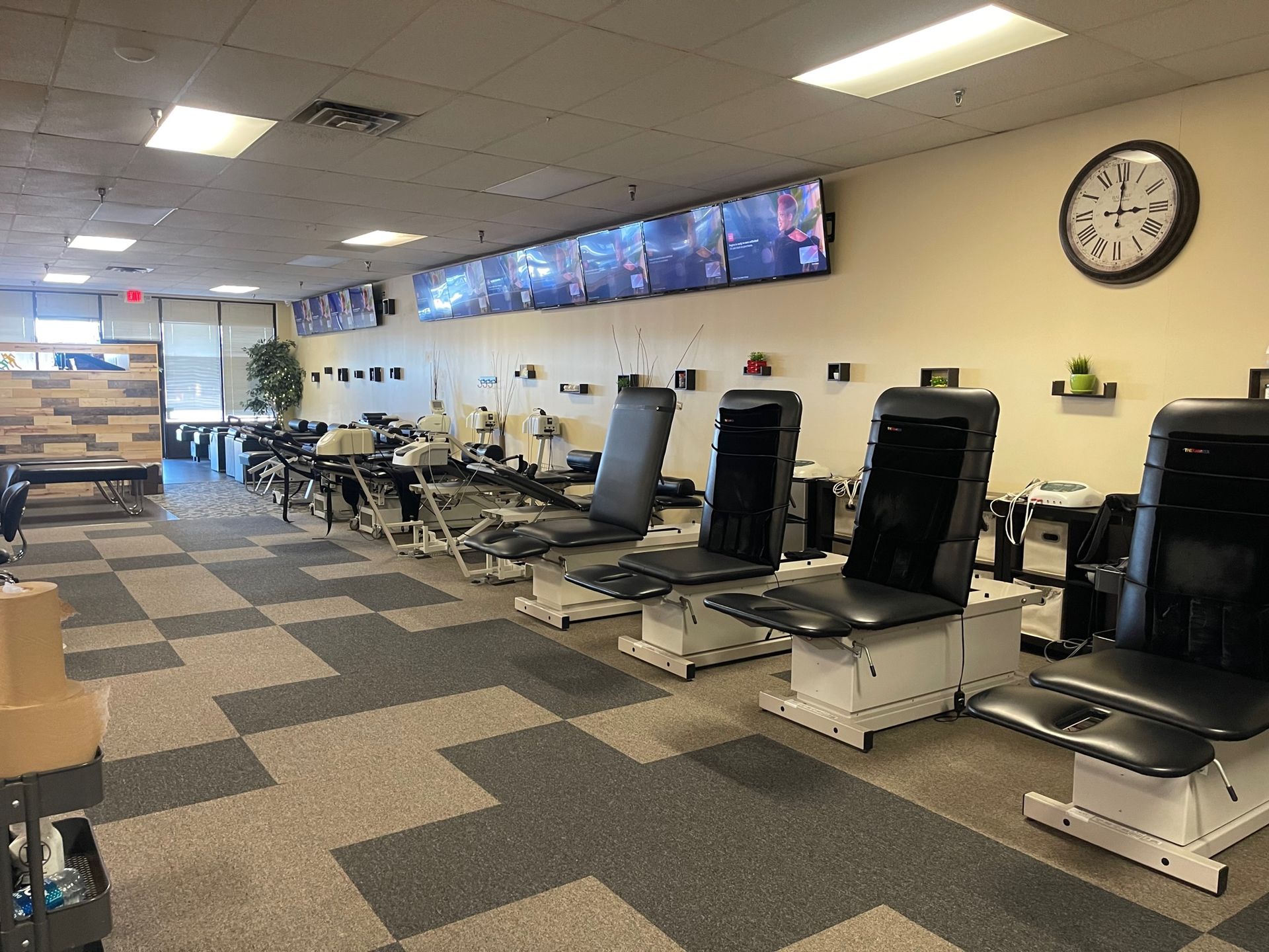A room with a lot of chairs and a clock on the wall.