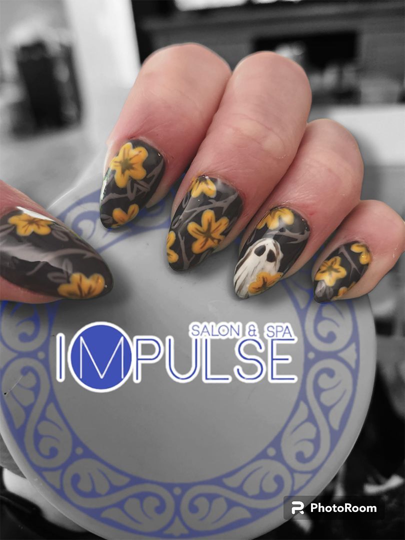 Black and yellow flower nails