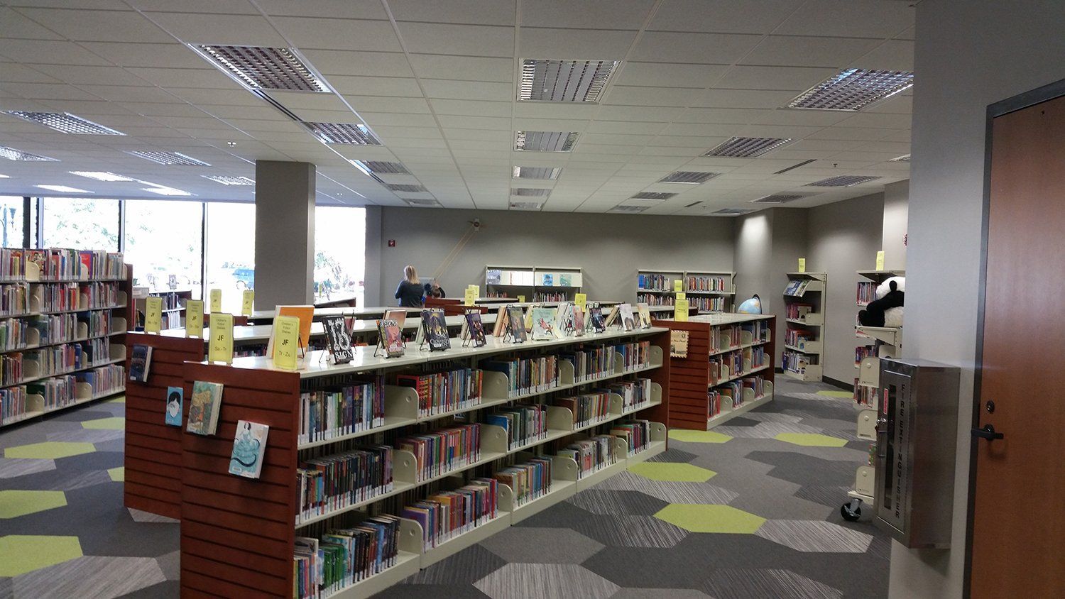 A library filled with lots of books on shelves.