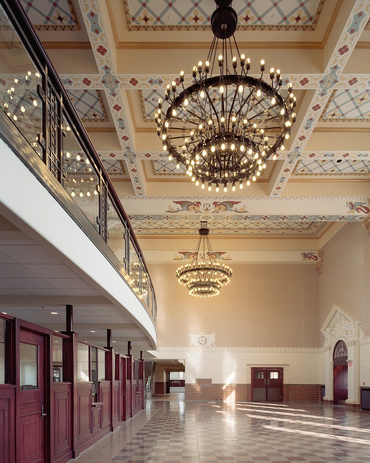 A large room with lots of chandeliers hanging from the ceiling