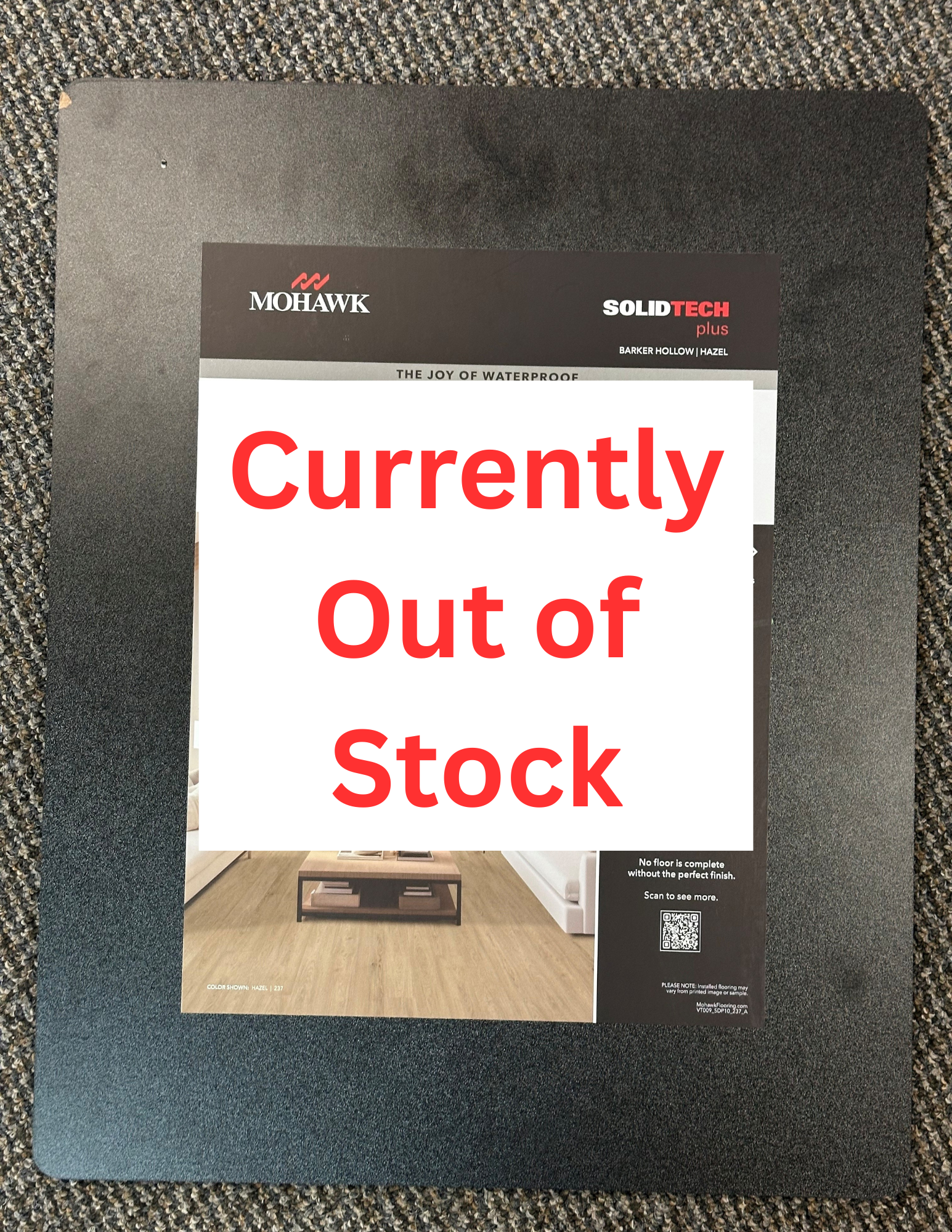 Floor sample with product information, featuring a living room photo and specifications on a dark textured surface.