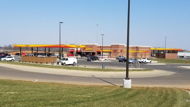 A gas station with a lot of cars parked in front of it
