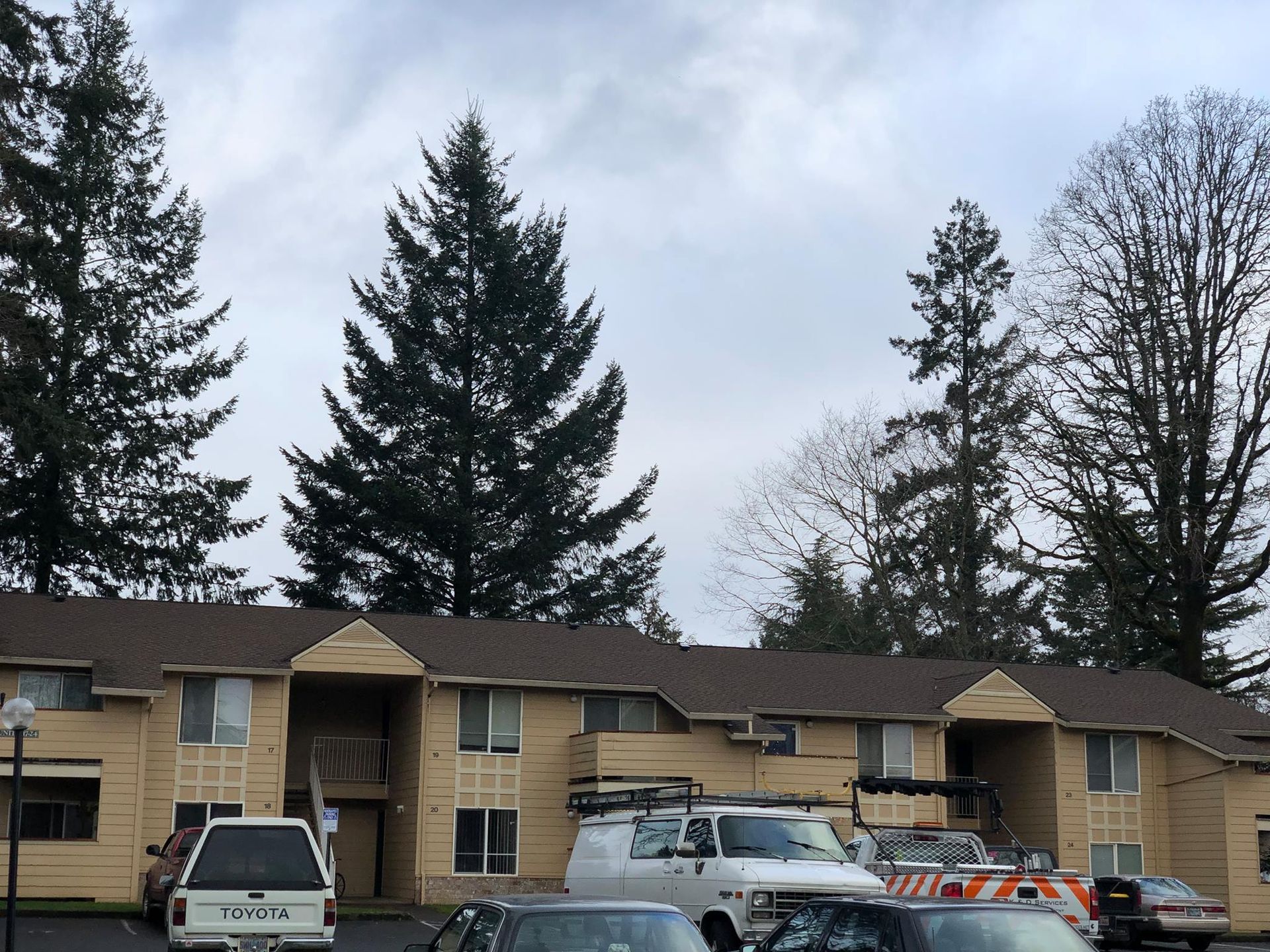 A building with a lot of cars parked in front of it.