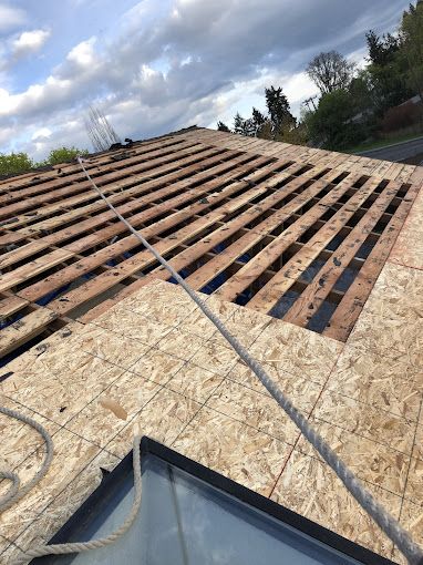 A wooden roof with a rope attached to it.