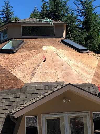A house with a roof that is being remodeled.