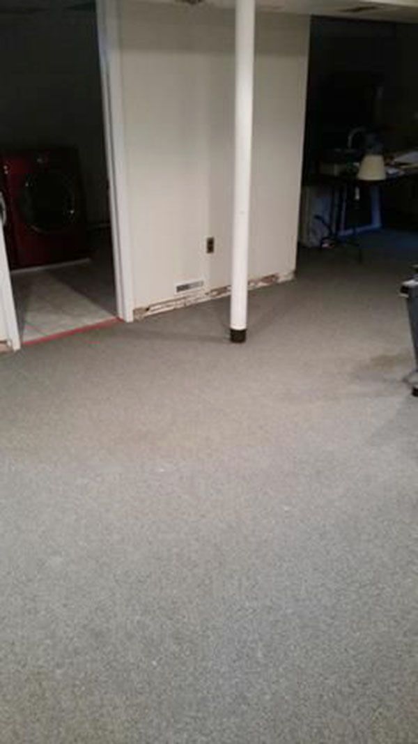 A room with a carpet after water damage restoration