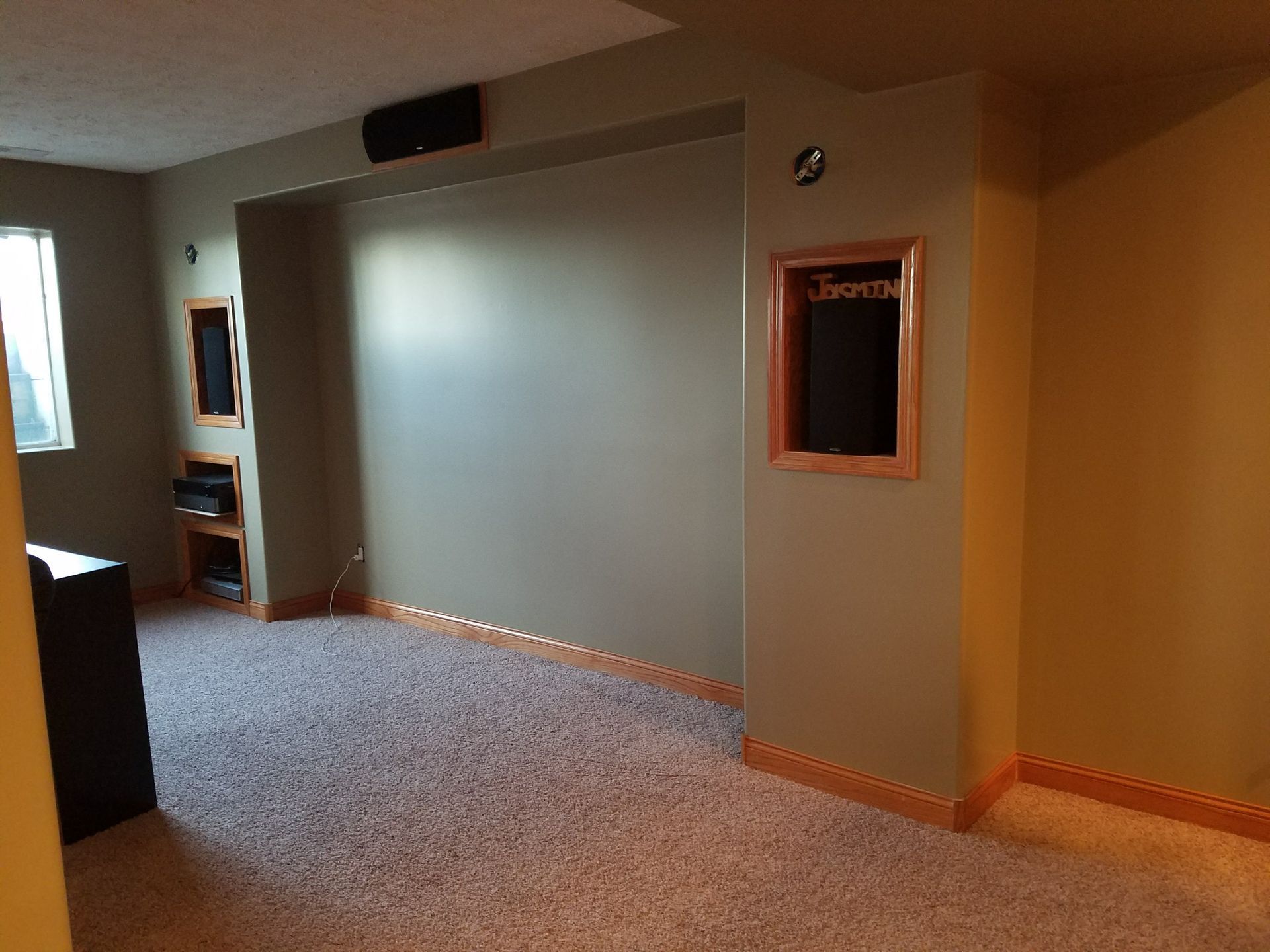 An empty room with a picture on the wall that says joysound