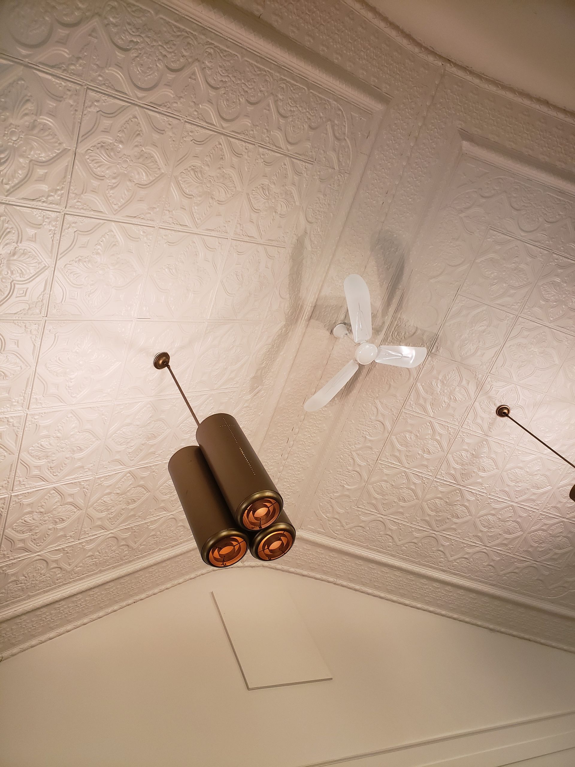 A ceiling fan is hanging from the ceiling of a room.