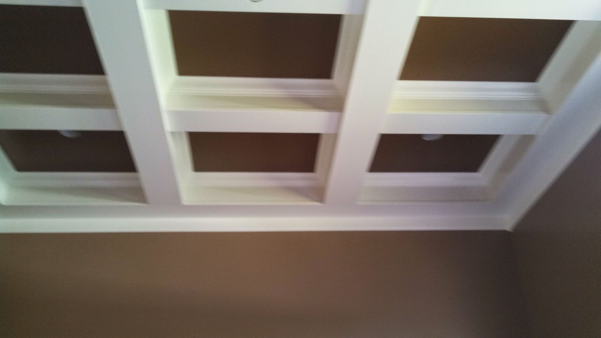 A ceiling with a lot of squares on it