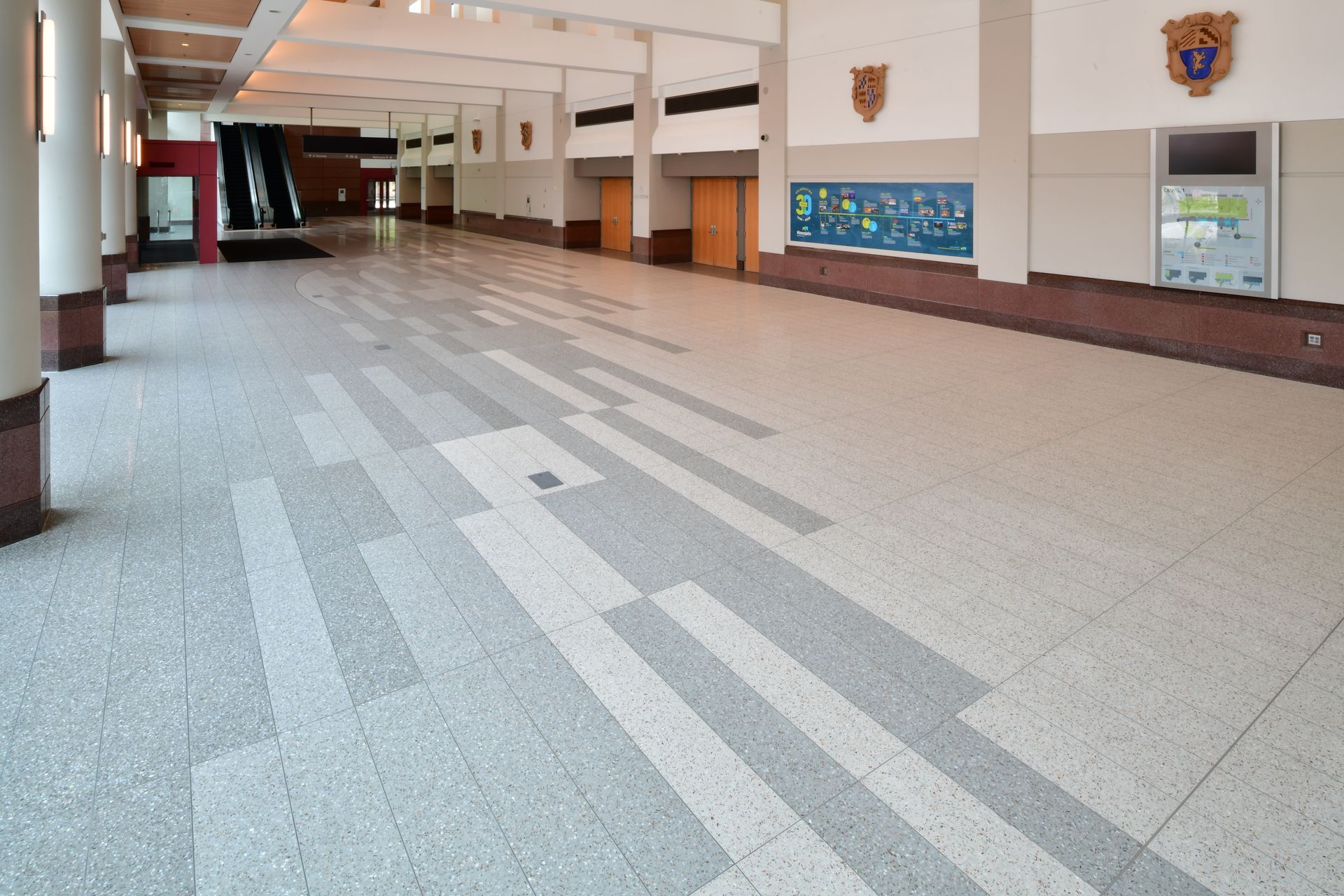 An empty hallway with a sign on the wall that says please