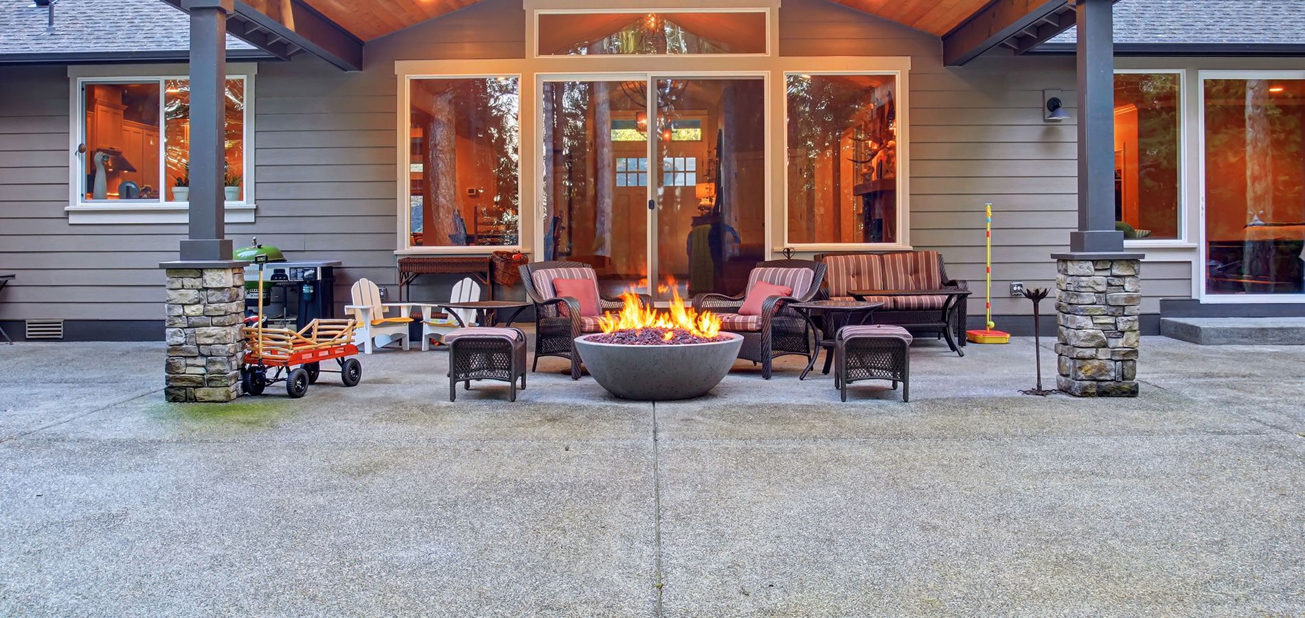 There is a fire pit in the backyard of a house.
