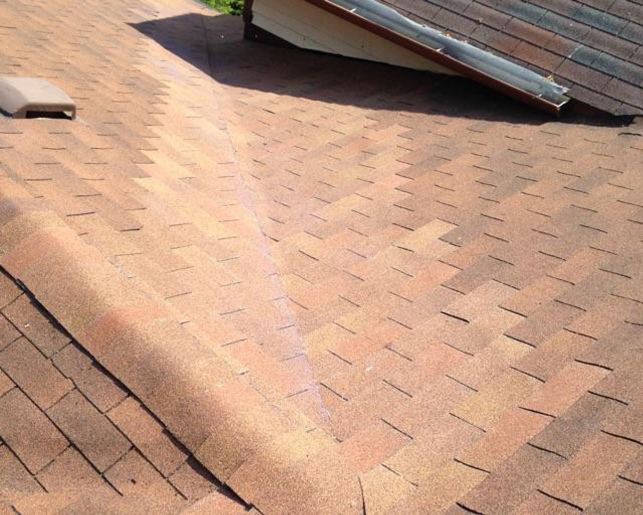A close up of a roof with shingles on it