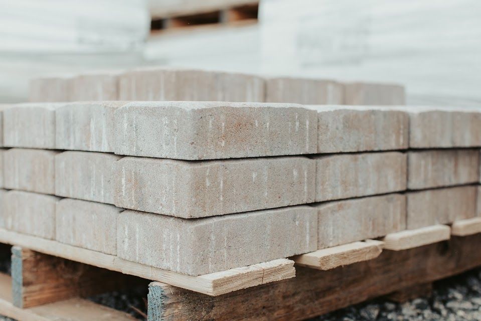 Stack of beige paving stones on a wooden pallet.