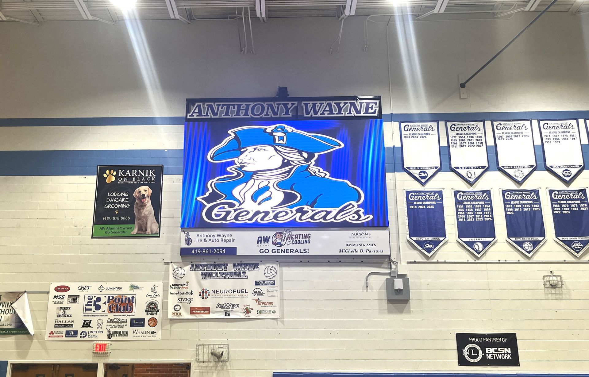 A sign on a wall that says 'generals' on it