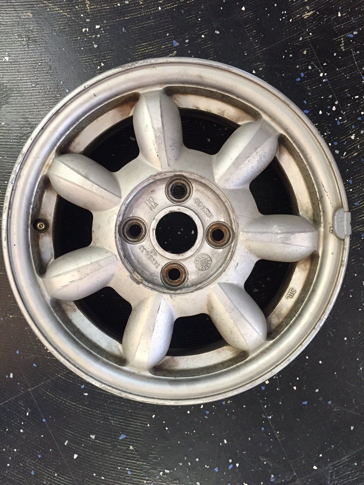 A silver rim with a hole in the middle of it