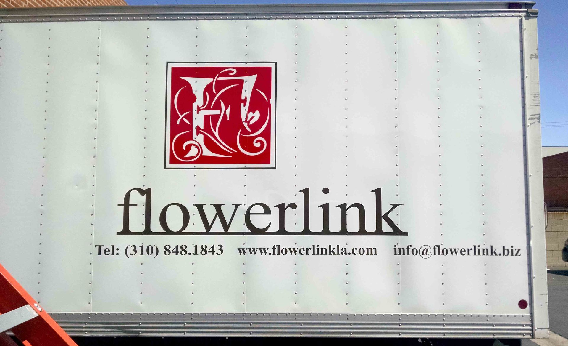 A white truck with the word flowerlink on it