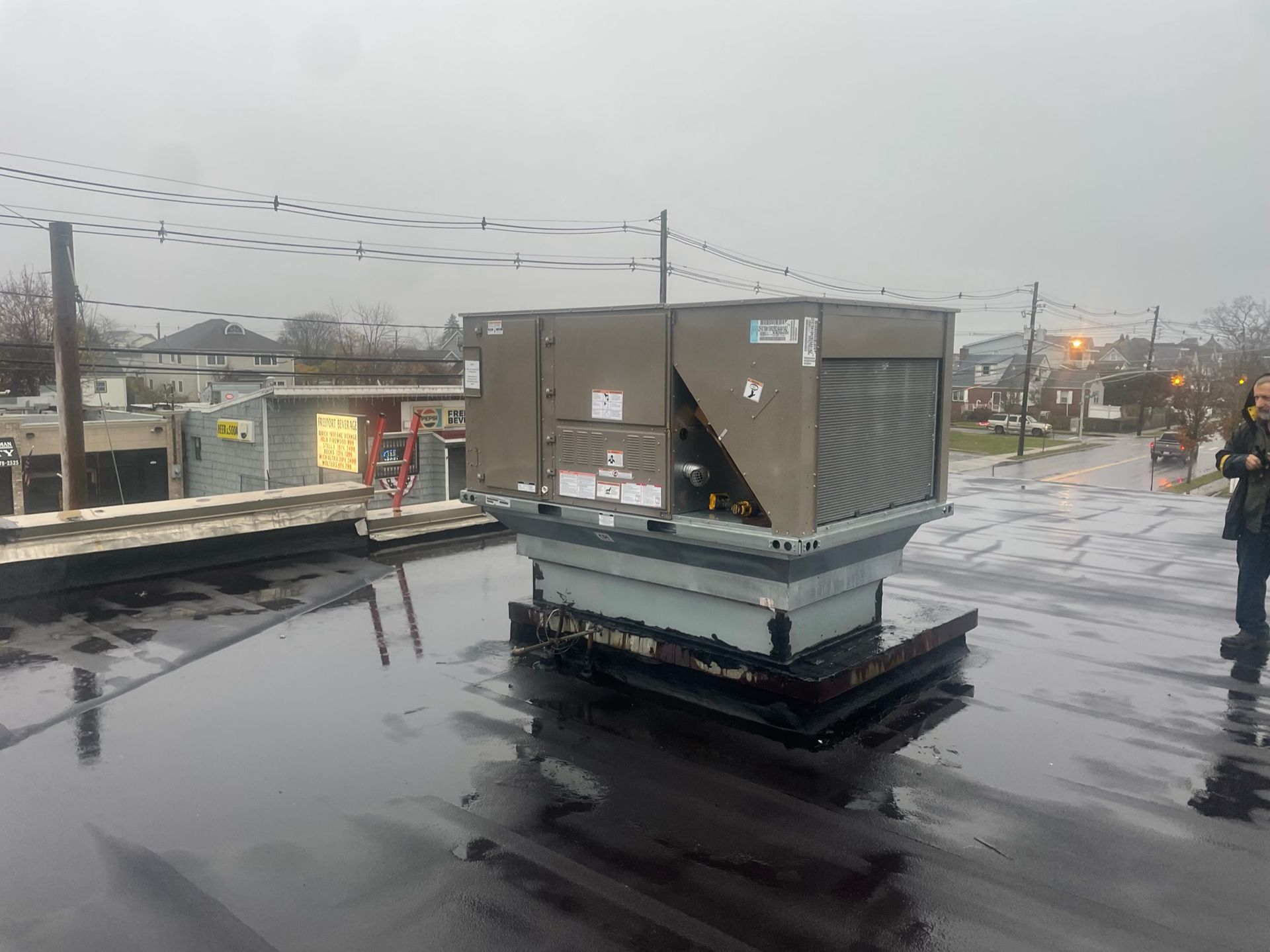 a large machine is sitting on top of a roof in the rain