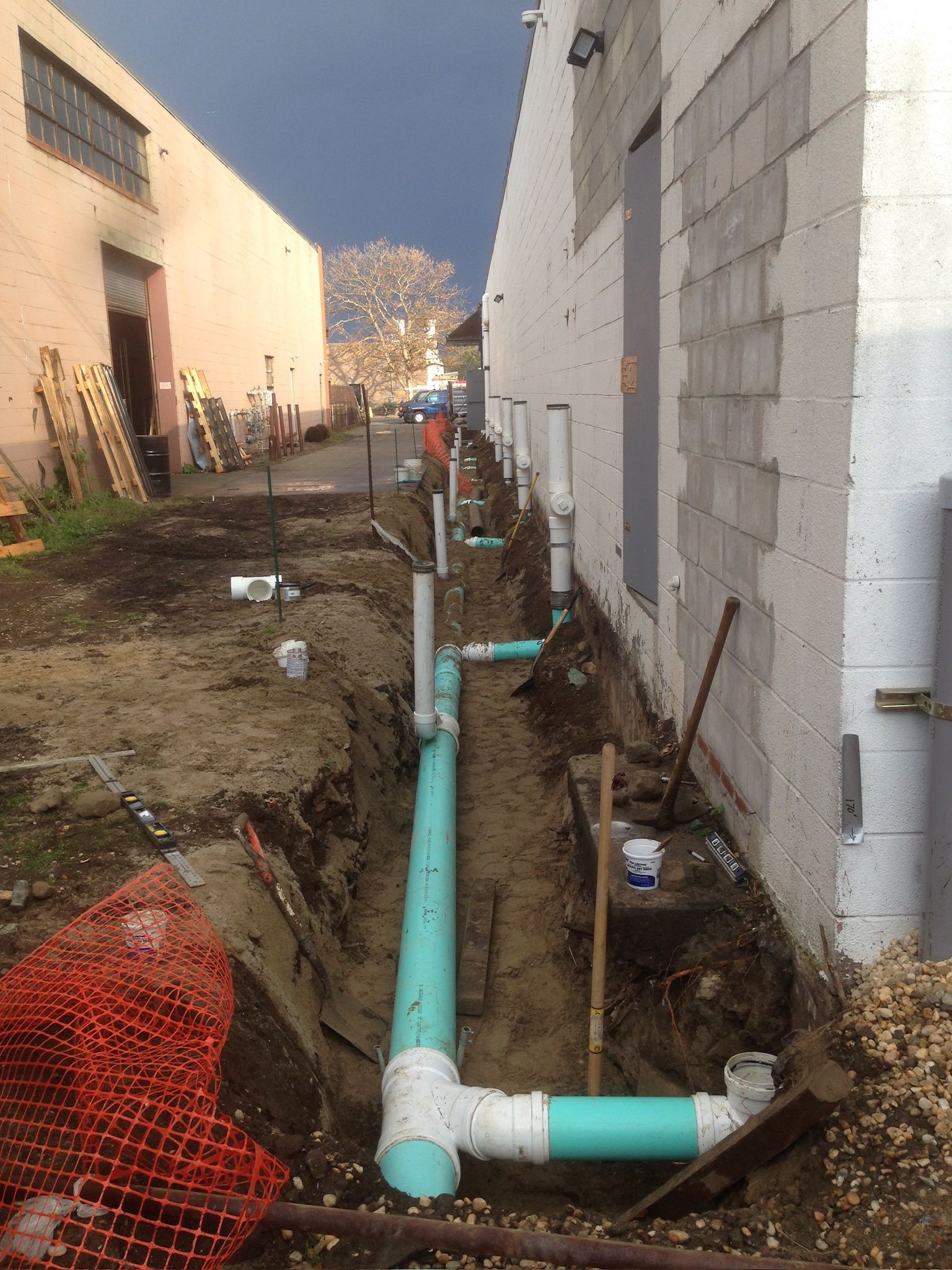 a bunch of pipes are being installed on the side of a building