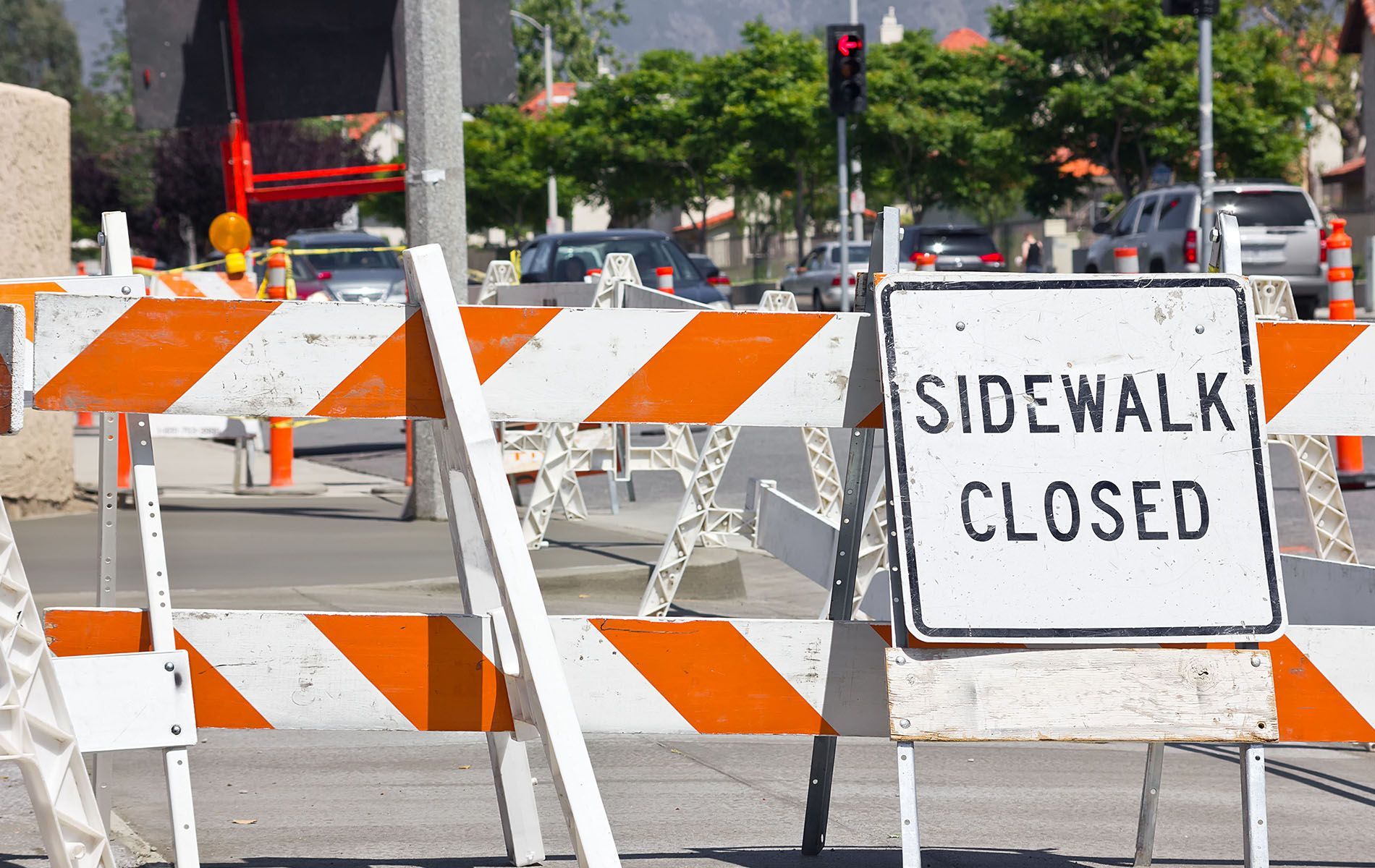 A sign that says sidewalk closed on it