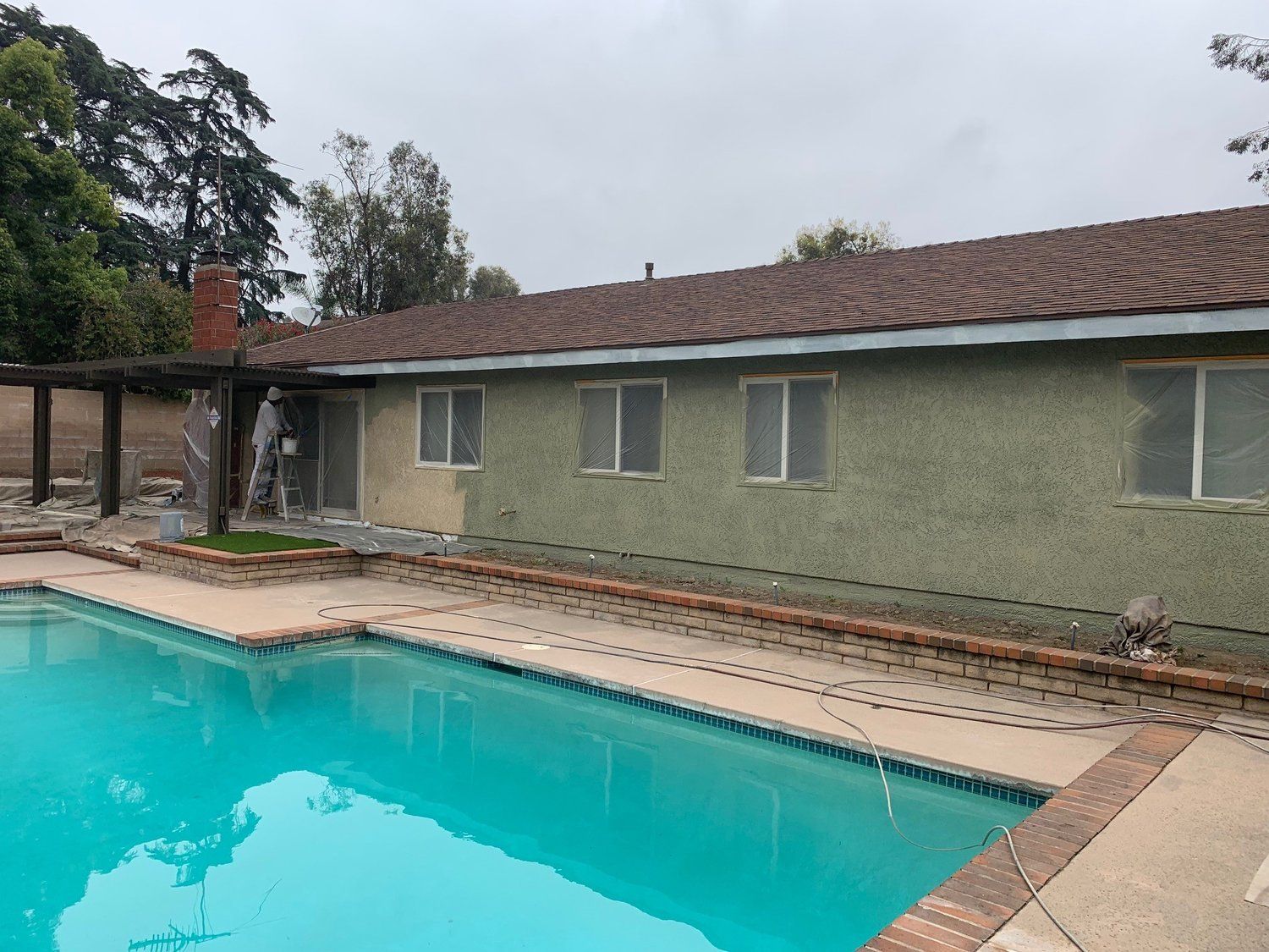 A house with a swimming pool in front of it.