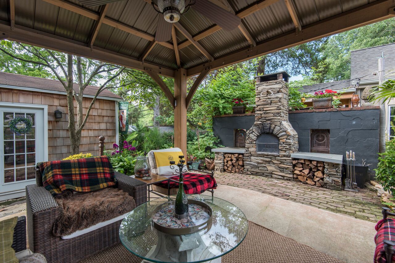 Outdoor fireplace