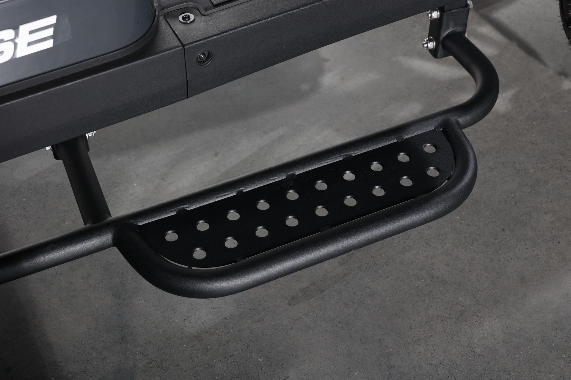 A black treadmill with the word se on it