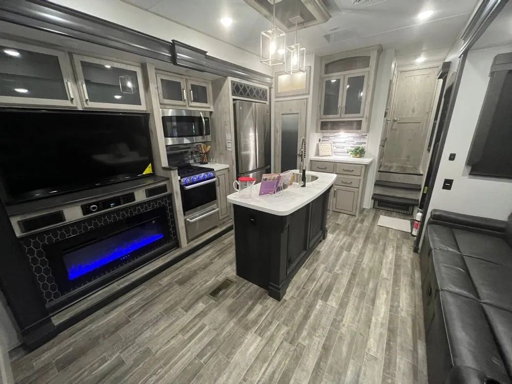 2023 Avalanche - 2 Kitchen