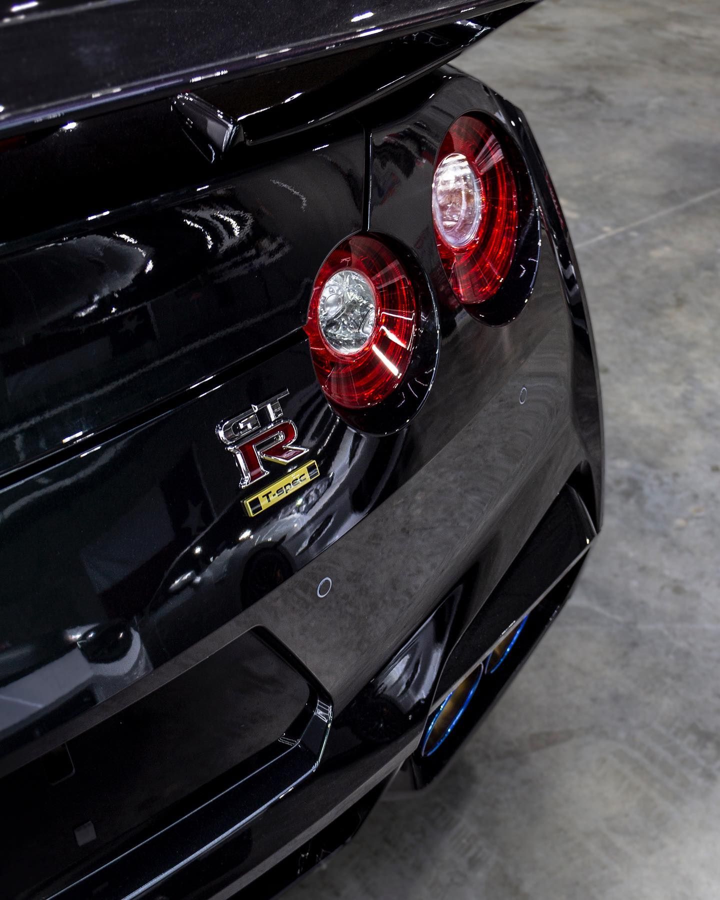 A black sports car with the letters r on the back