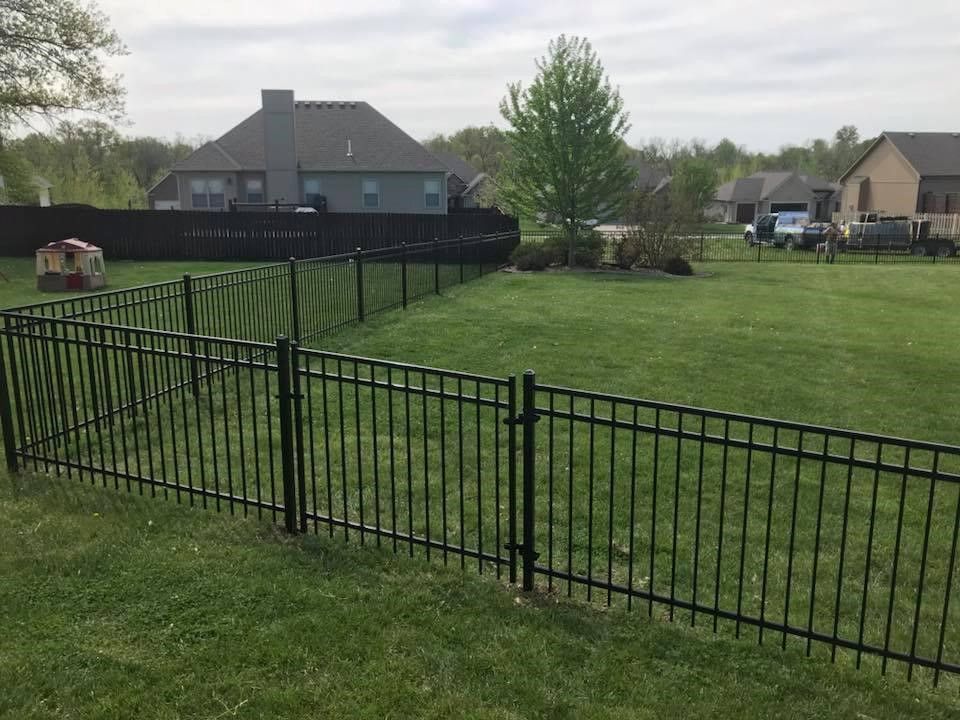 Picket metal fencing
