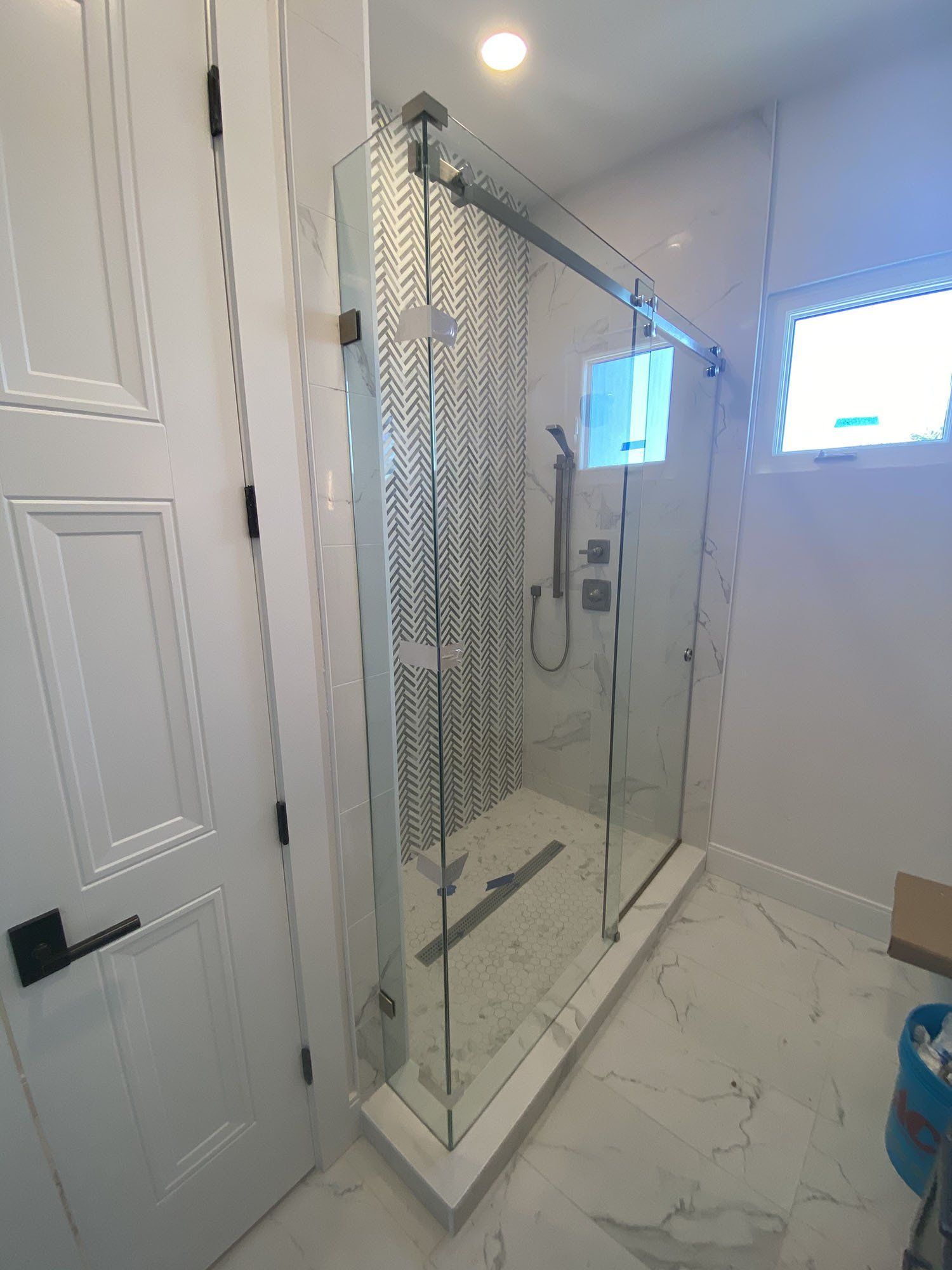 Frameless shower door