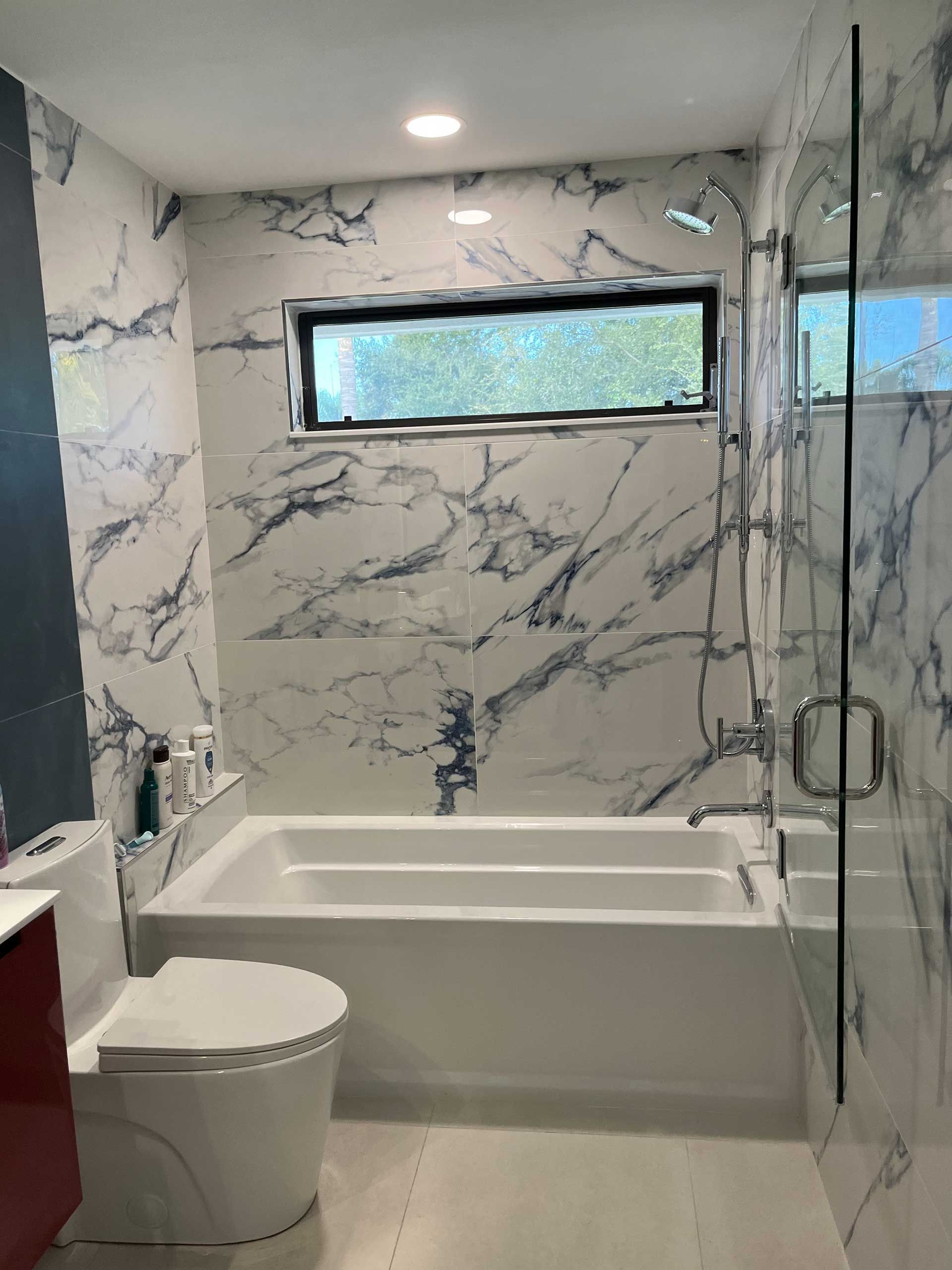 single glass door for the bathtub