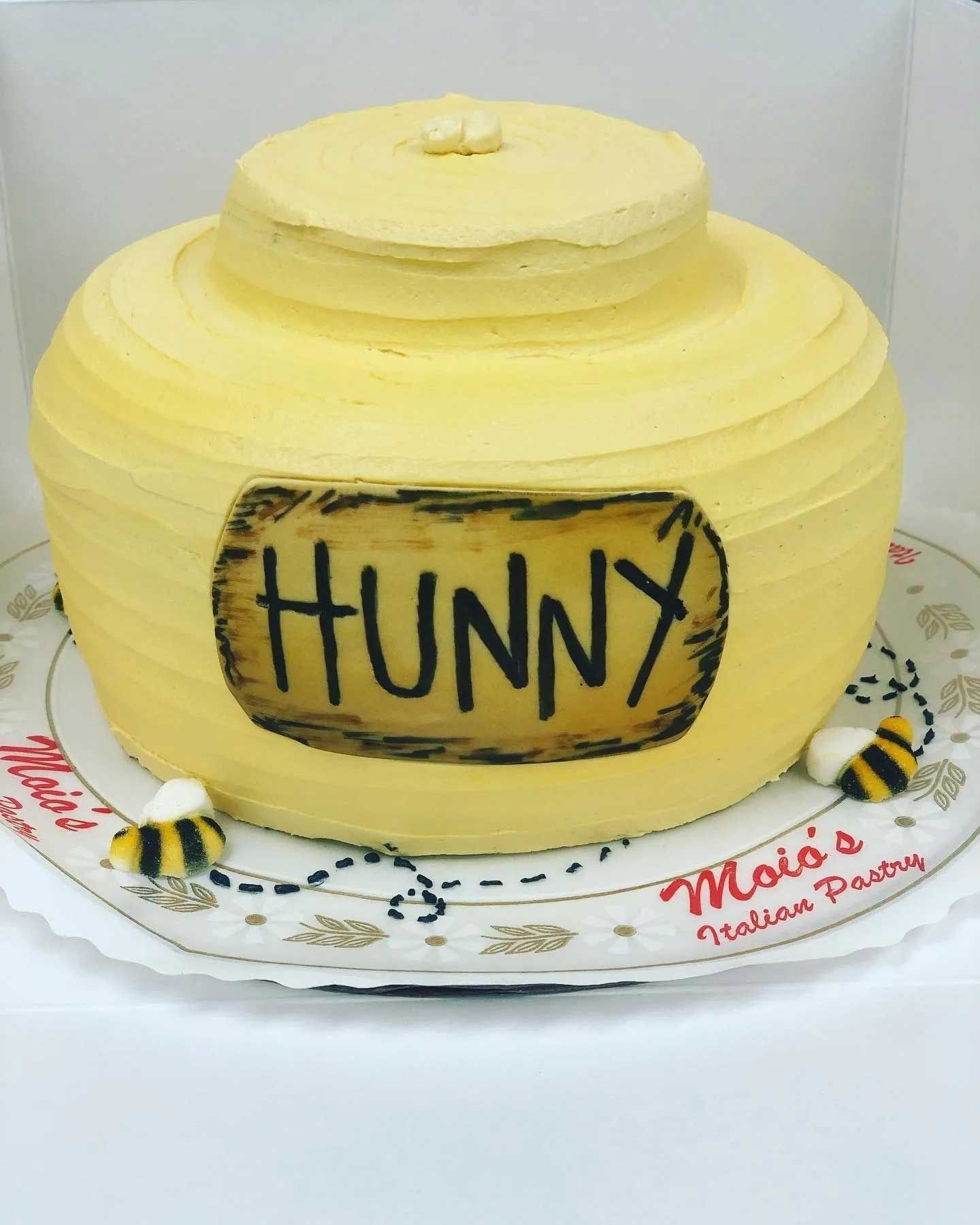 Cake shaped like a honey pot with