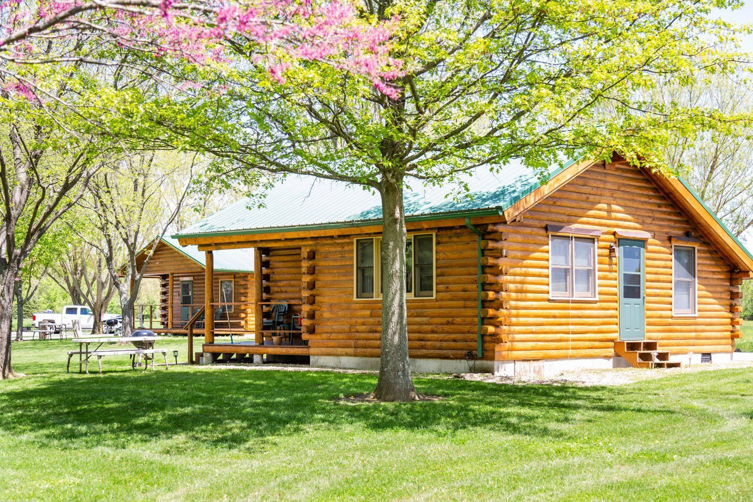 Red Oak and White Pine Log Cabin Rental | Lithia Resort